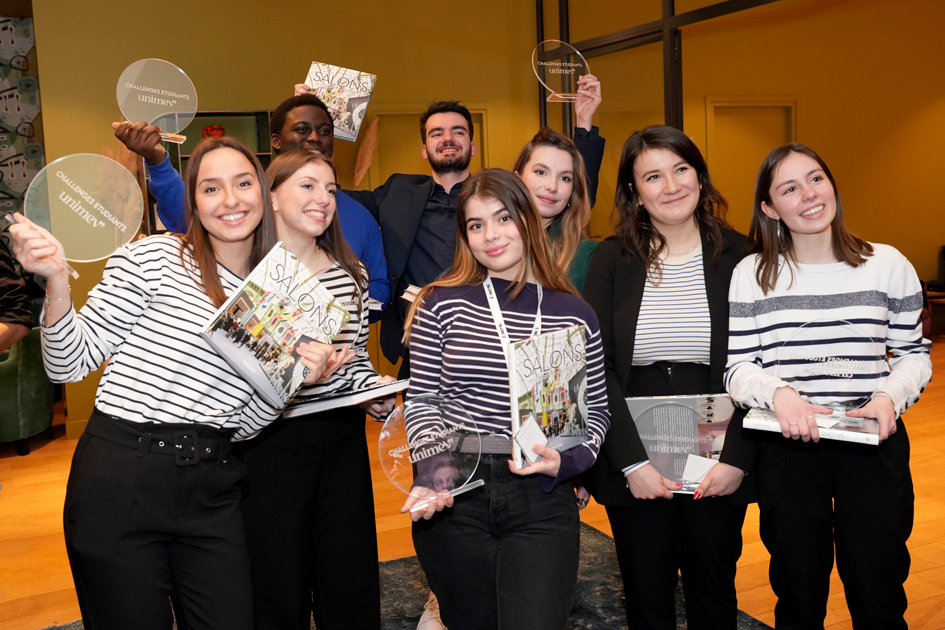 Des étudiants souriants posent avec le trophée UNIMEV