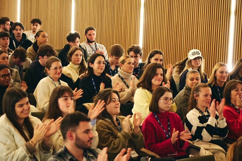 Des étudiants qui applaudissent lors d'un événement de conférences sur les sujets de l'événementiel dans une école d'événementiel