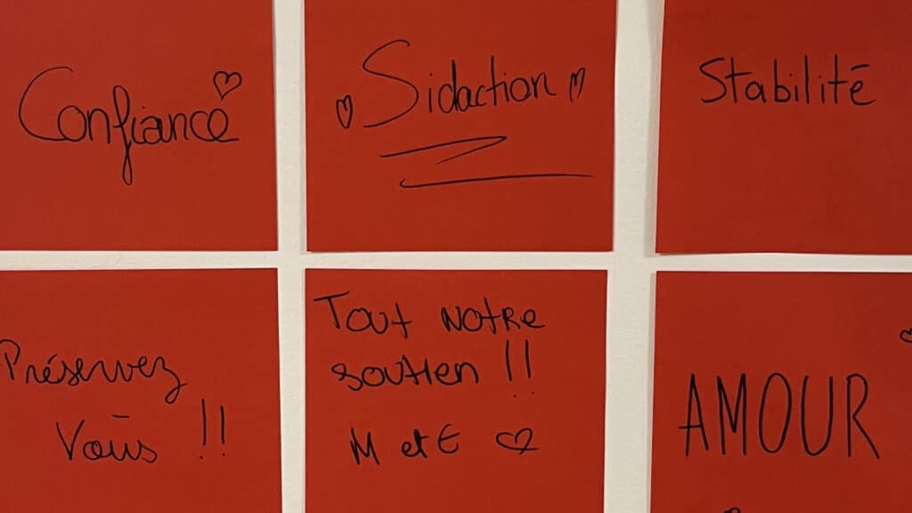 Visuel avec des post-it qui mentionnent des mots comme "confiance", "sidaction", "amour", "soutien"