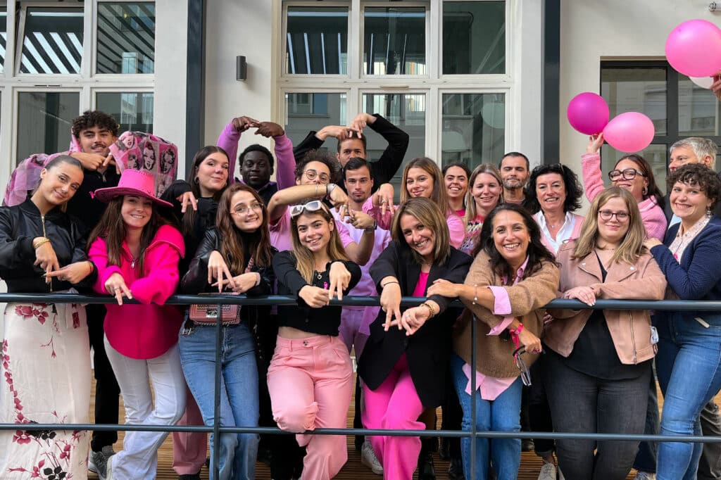 Les étudiants de l'ISEFAC habillés en rose pour la journée Octobre Rose organisée au sein de l'école