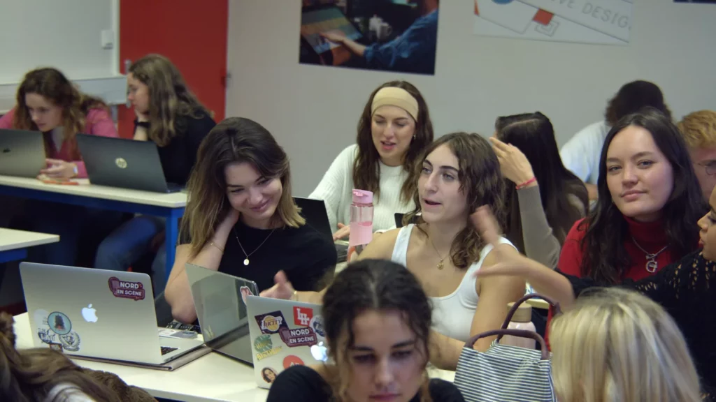 Des étudiantes dans une salle de cours