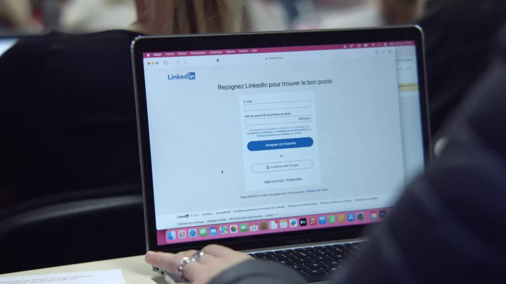 Un écran d'ordinateur avec une page internet LinkedIn ouverte