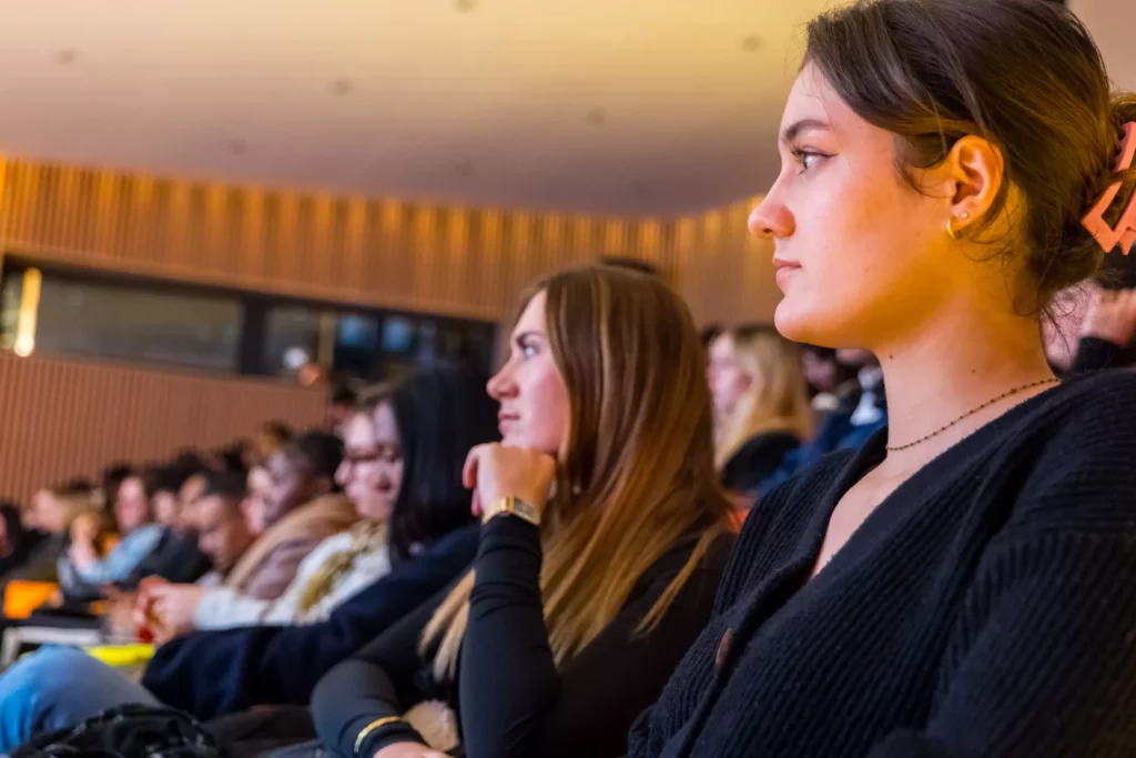 Les étudiants lors des Professional ISEFAC Days du campus de Paris le 23 novembre 2023