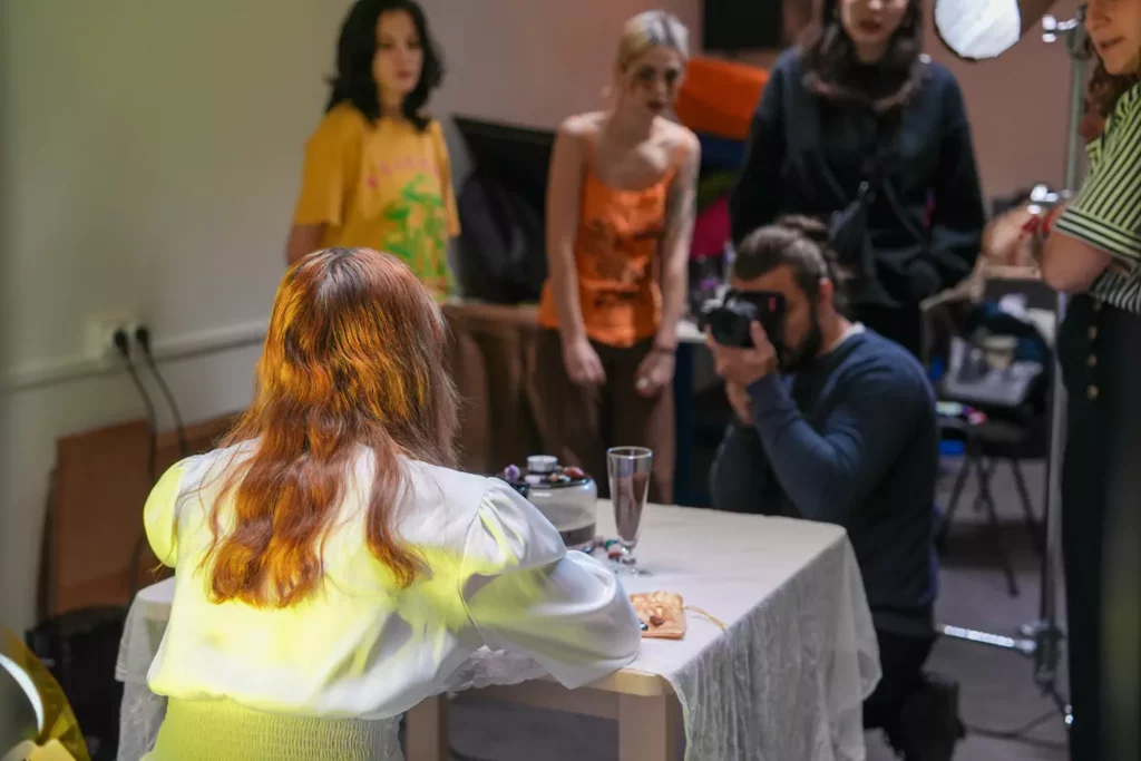 Shooting photo des étudiants sur le thème de l'absurde