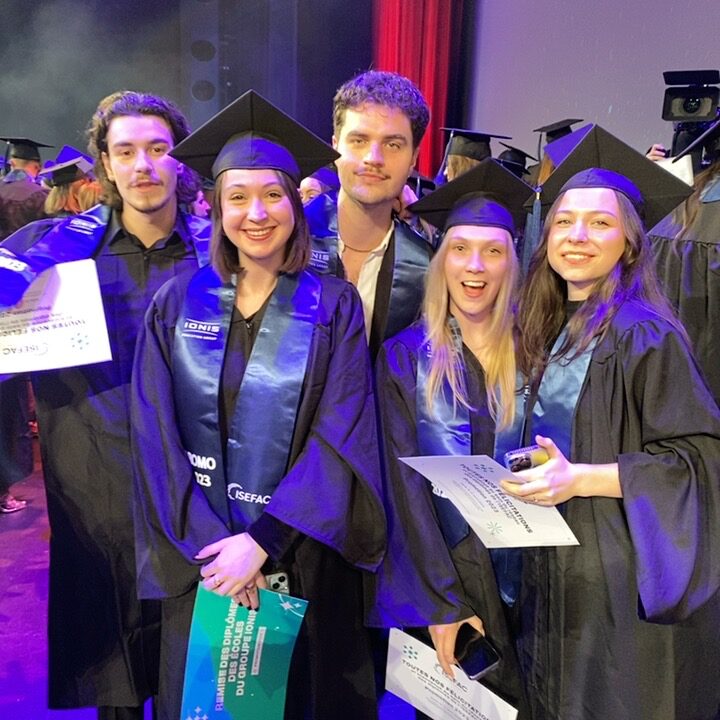 Remise des titres promotion 2023 - groupes étudiants diplômés