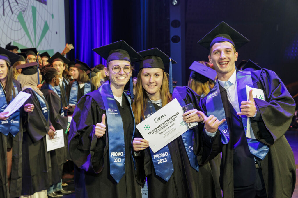 Remise des titres promotion 2023 - étudiants sur la scène