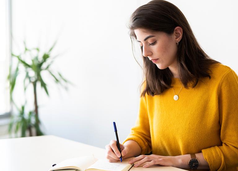 Femme roughman qui dessine sur un carnet