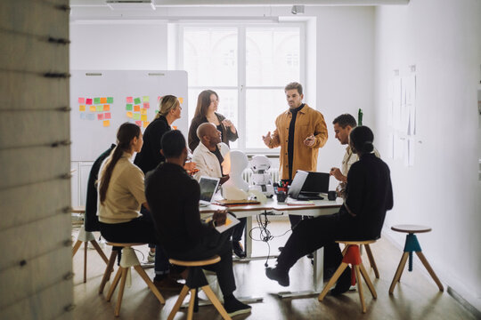 Briefing d'un directeur logistique événementiel