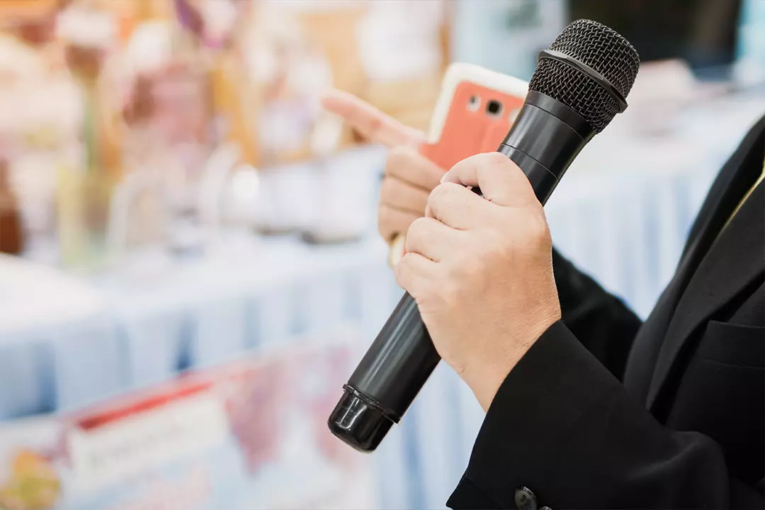 Animateur tenant son micro à la main