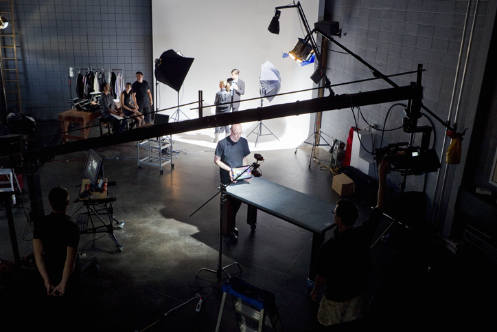 Scénographe designer sur un shooting photo