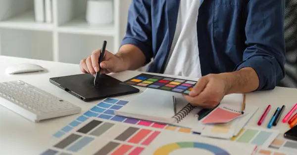 scenographe digital travaillant sur pad