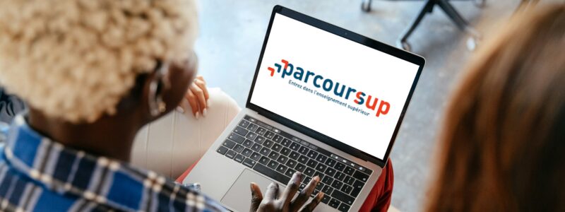 Lycéens navigant sur la plateforme Parcoursup