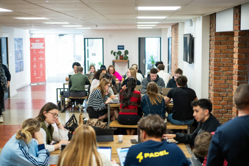 Etudiants en parcours commerce à l'ISEFAC Lille