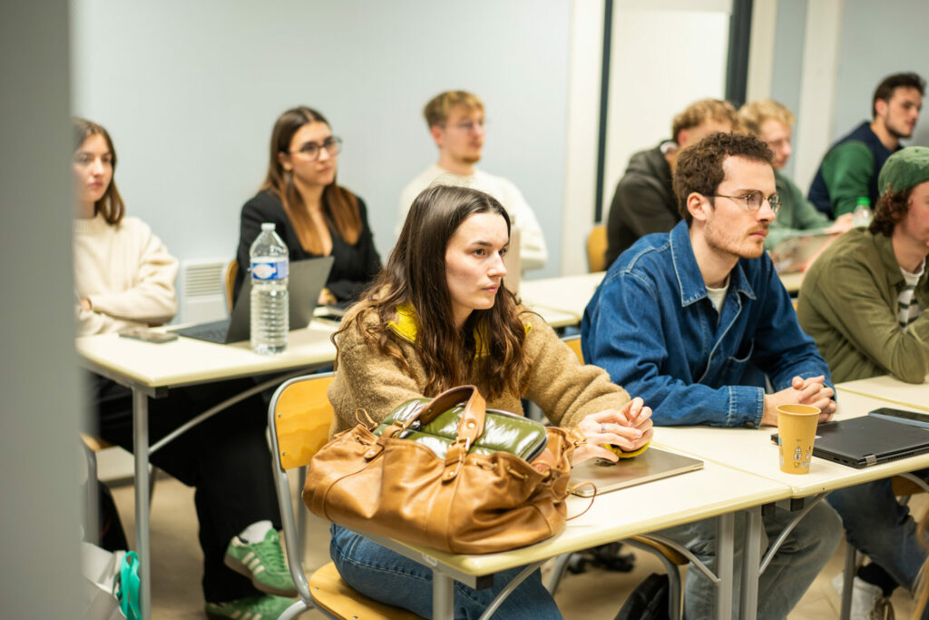 Etudiants en parcours commerce à l'ISEFAC Lille