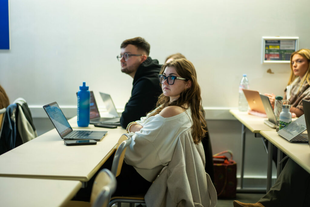 Etudiants en parcours commerce à l'ISEFAC Lille