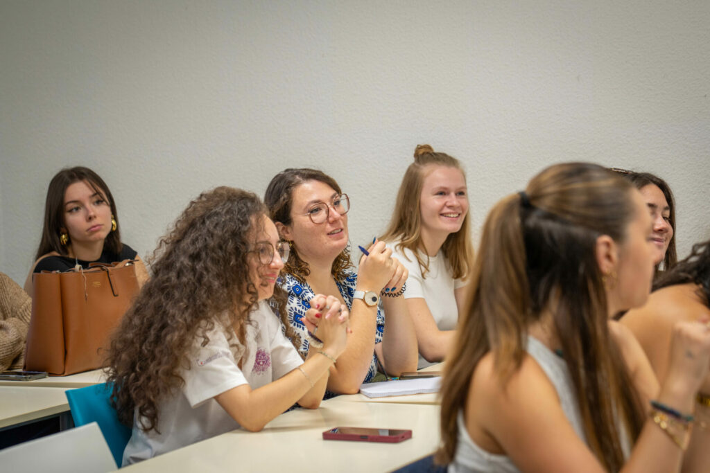 Etudiants de l'ISEFAC en cours.
