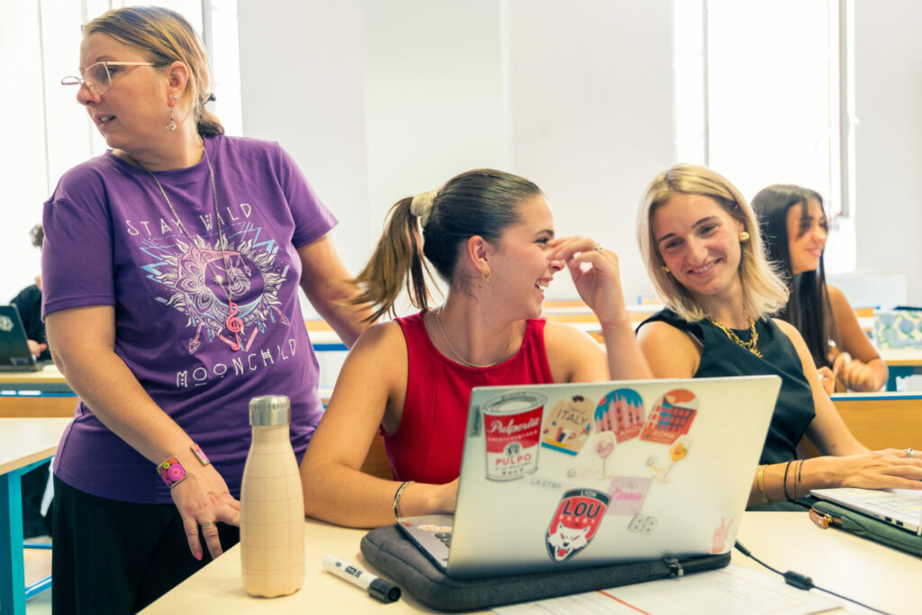 Etudiants de l'ISEFAC en mode projet avec un intervenant.