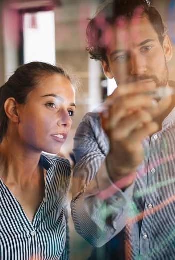 Un Prompt Engineer collaborant avec une équipe marketing en agence digitale.