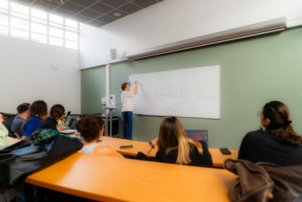 Laura à l'ISEFAC en cours