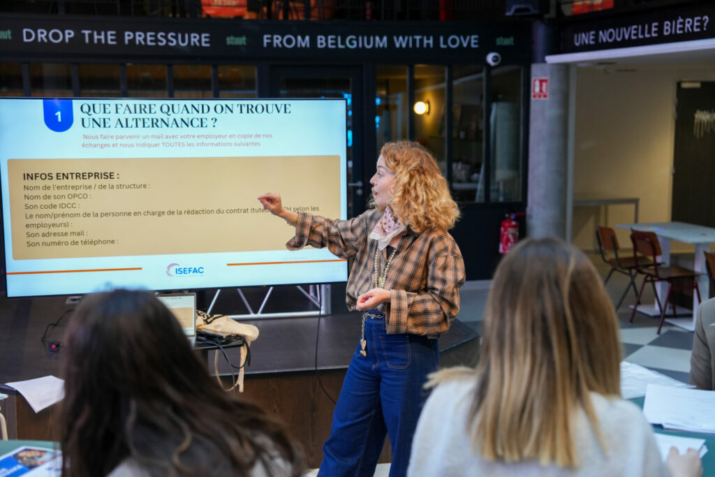 Conseiller en relation entreprises avec les étudiants de la journée de l'alternance