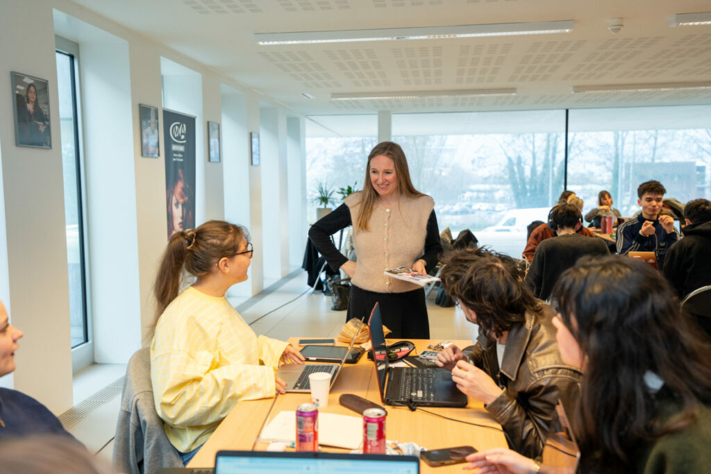 Photo étudiants en projets à l'ISEFAC