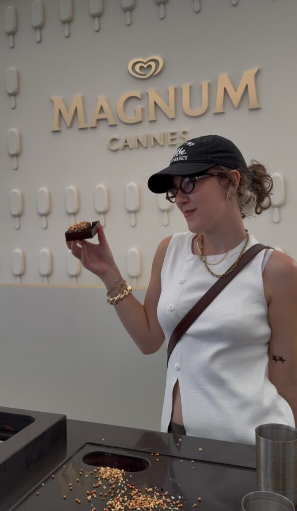 Laura sur le stand Magnum à Cannes avec Auditoire