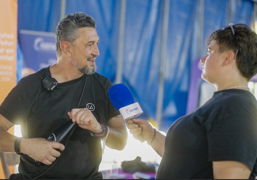 Etudiant en train d'interviewer un professionnel