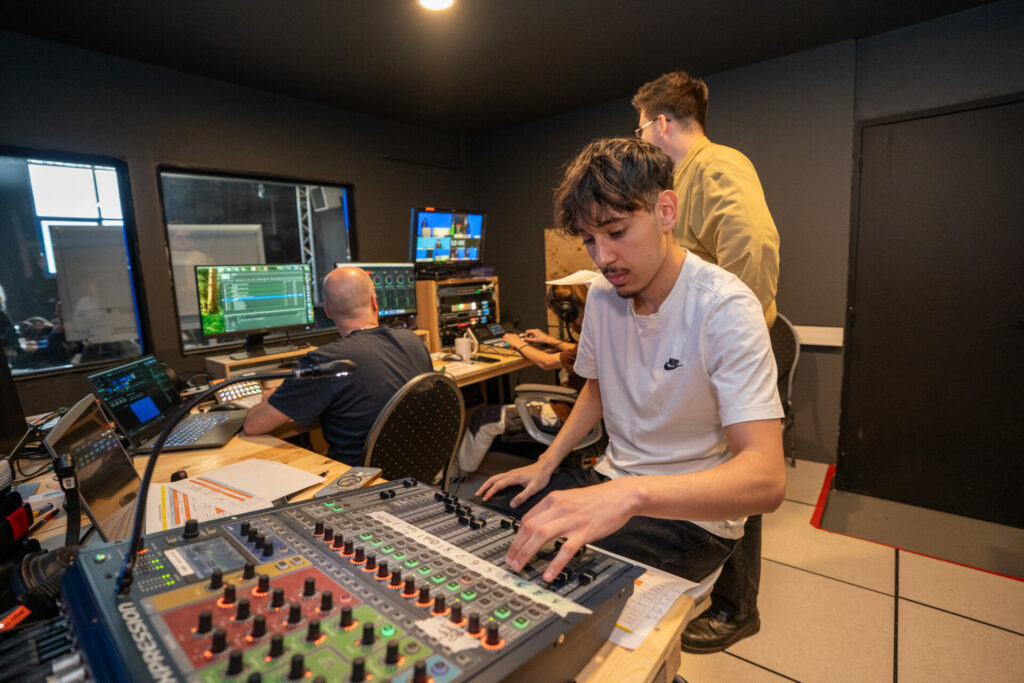 Etudiants dans les studios du 14 Avenue avec l'équipe d'AV Prod à Lille