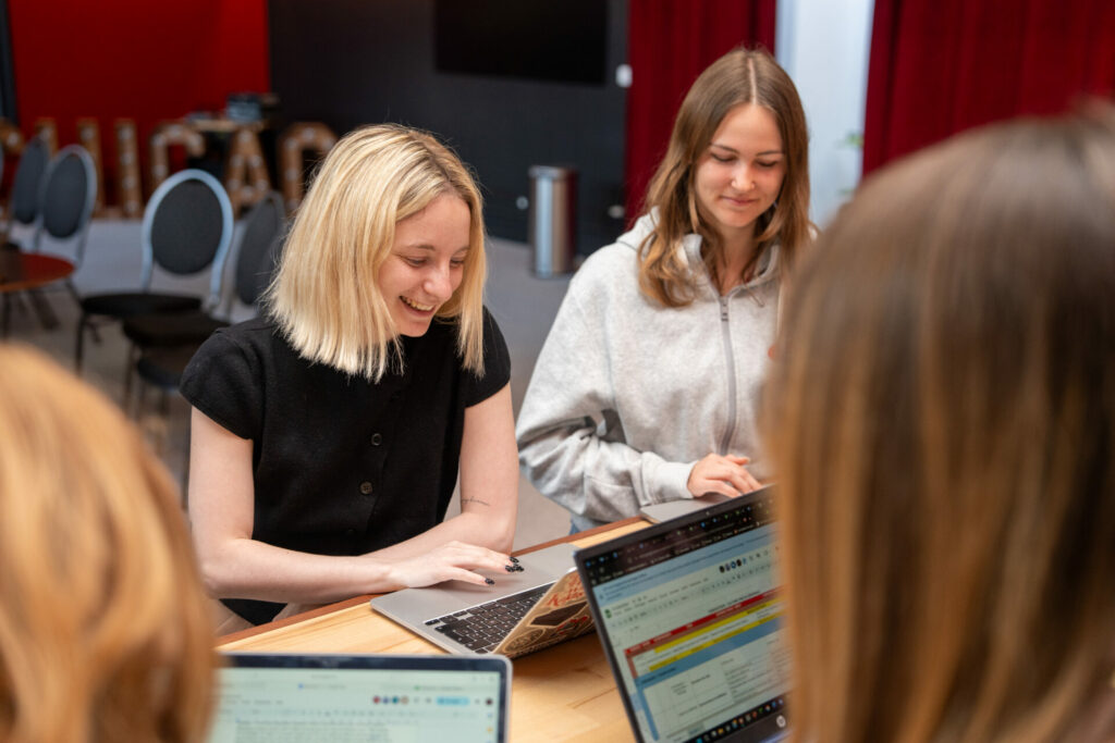 Etudiants dans les studios du 14 Avenue à Lille
