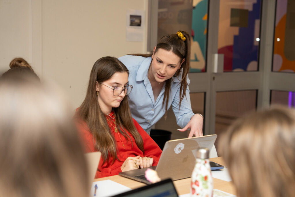 Etudiant en cours avec un intervenant
