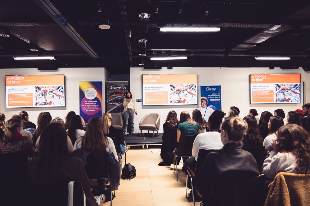 Etudiant aux Professional ISEFAC Day's (rencontres professionnelles)